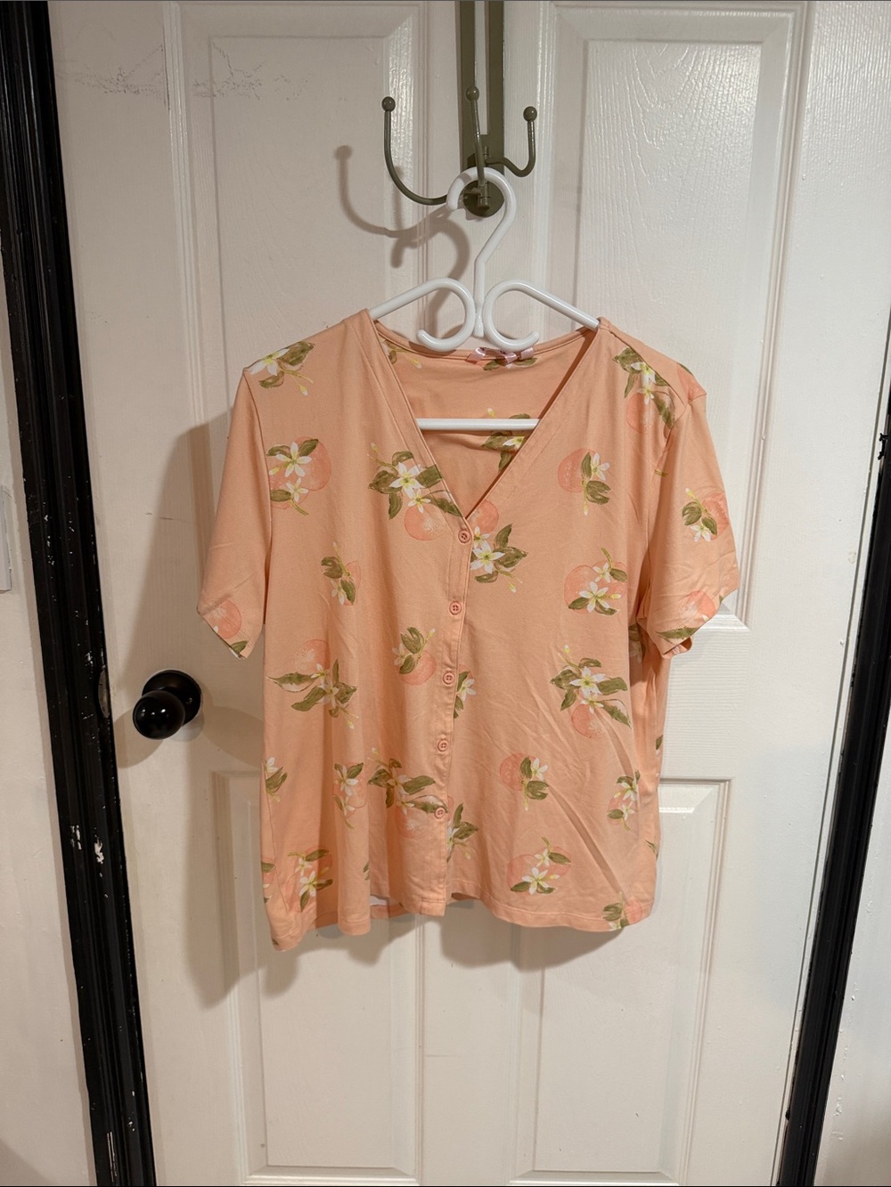 La Vie En Rose Peach Button-Front Floral V-Neck Top